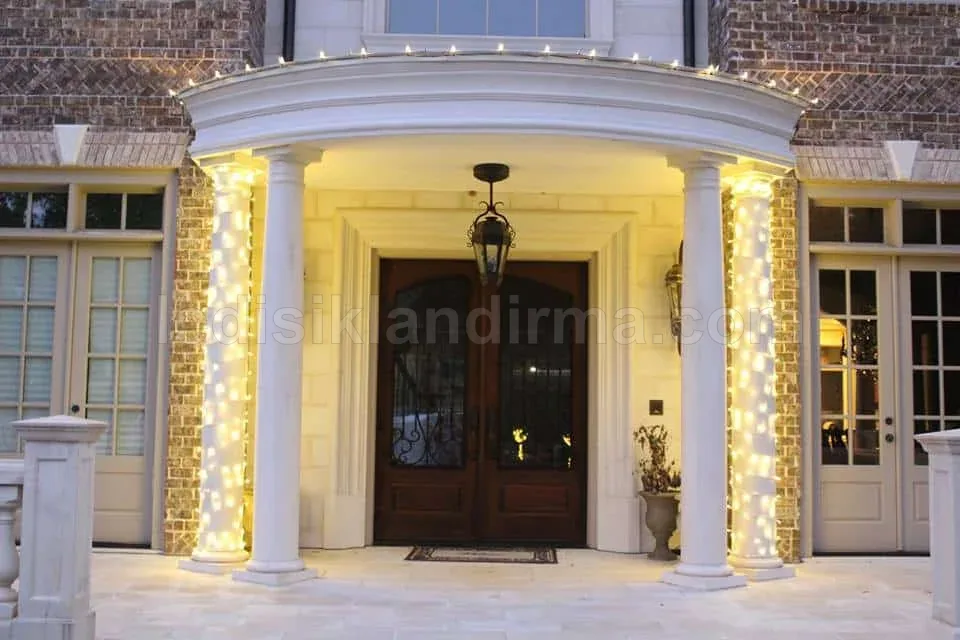 Balçova - Villa girisi sutunlar sicak beyaz LED ipsi