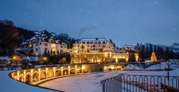 Dikili - Dag eteginde aydinlatilmis luks otel malikane cephesi