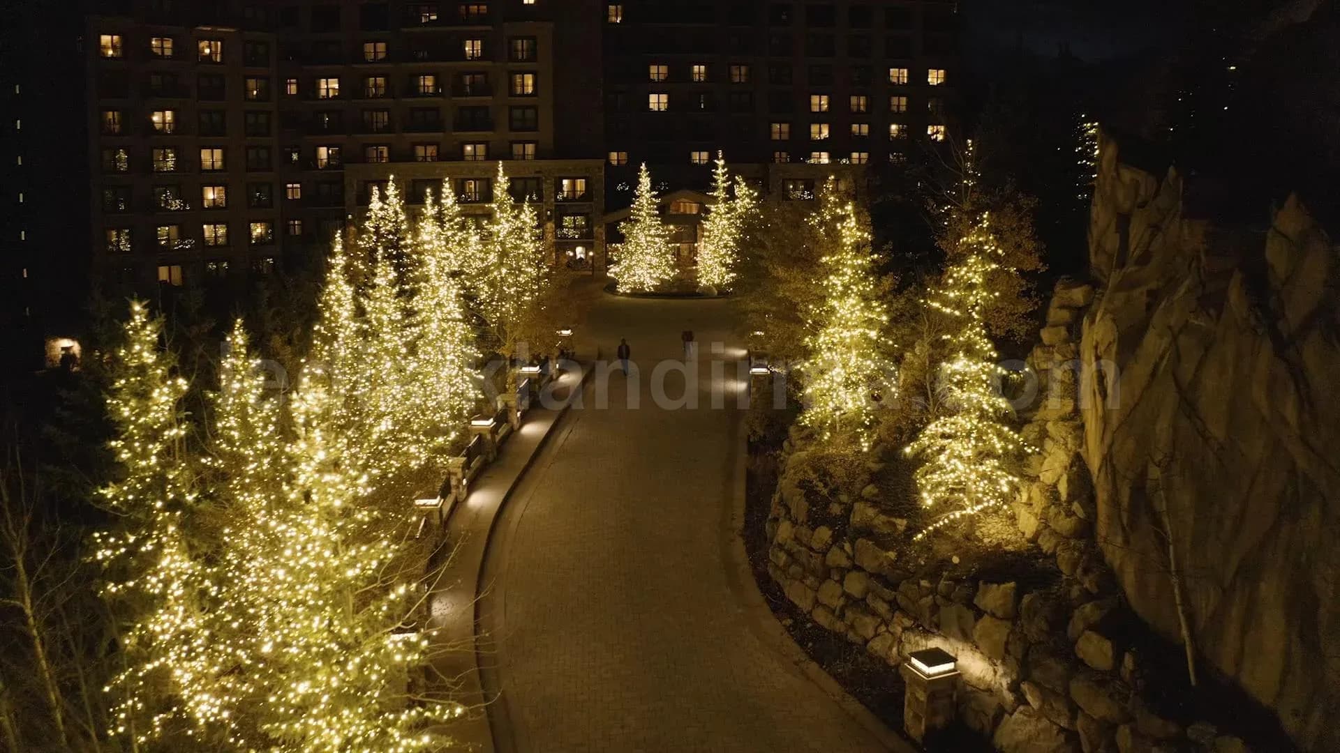 Balçova - Site avlu agaclari sicak beyaz LED ipsi gece