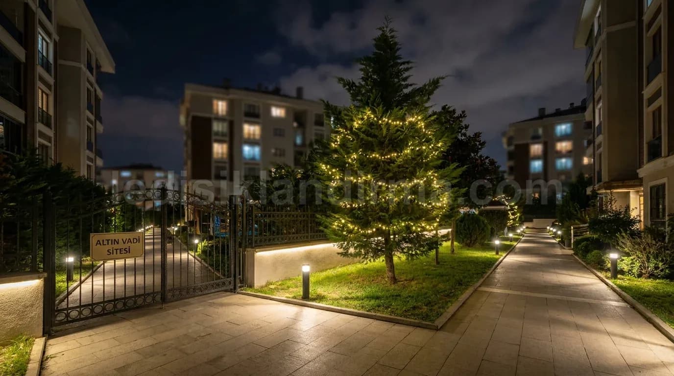 Tuzla - Site ici yurus yolu ve isikli cam agaci